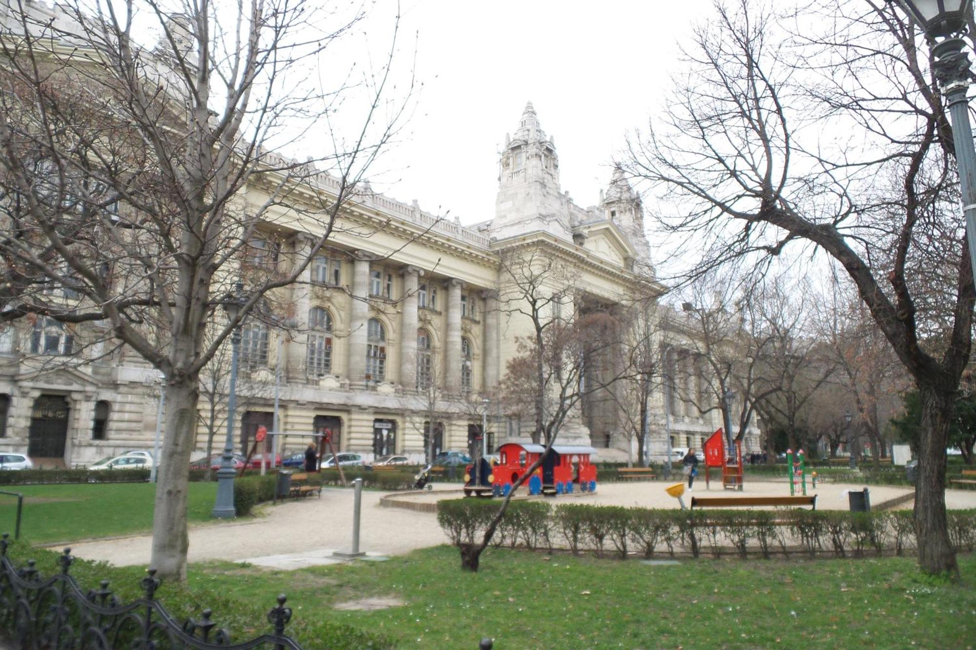 Rainbow Pearl Apartment At St Stephen' S Basilica Budapest Exterior foto